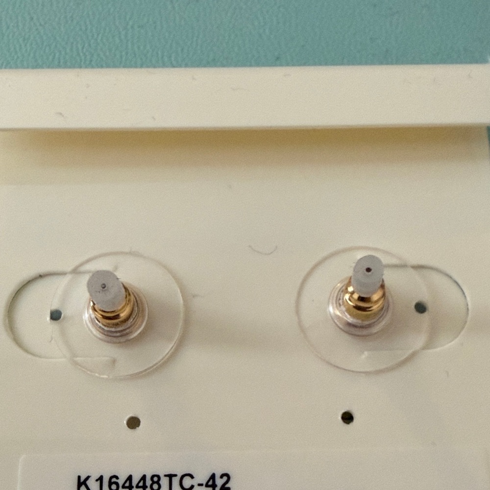 Tahari Classic Style Gold-Tone & Black Clover Stud Earrings NWT ❤️ - Picture 3 of 4